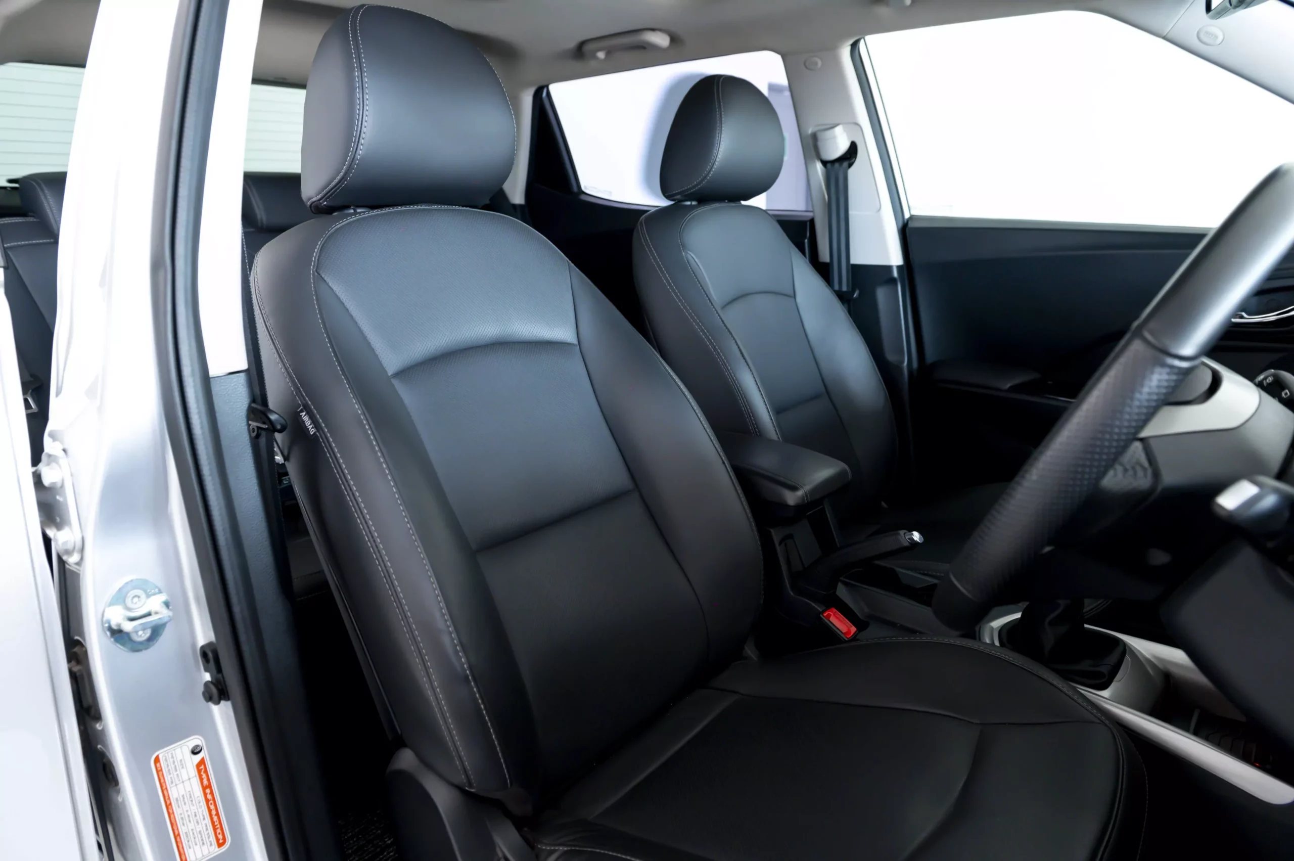 Vehicle Image for 2/3for Mahindra XUV300 1.2T W8 (manual | petrol)